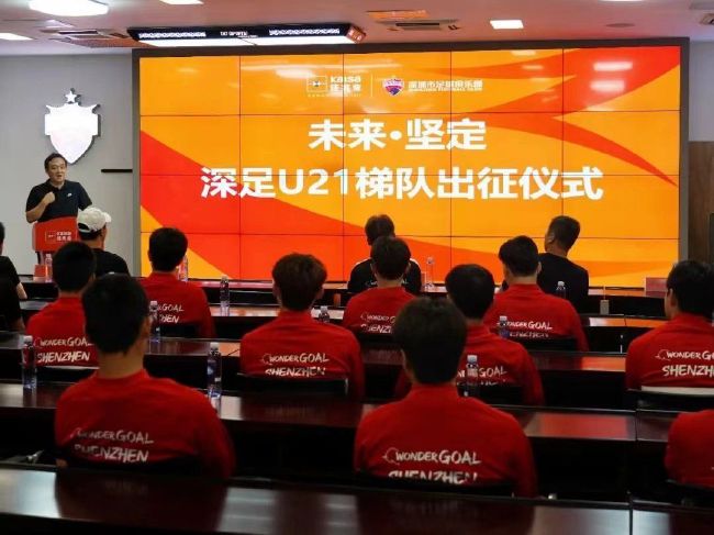 白丝女班长脱了内裤露出打屁屁